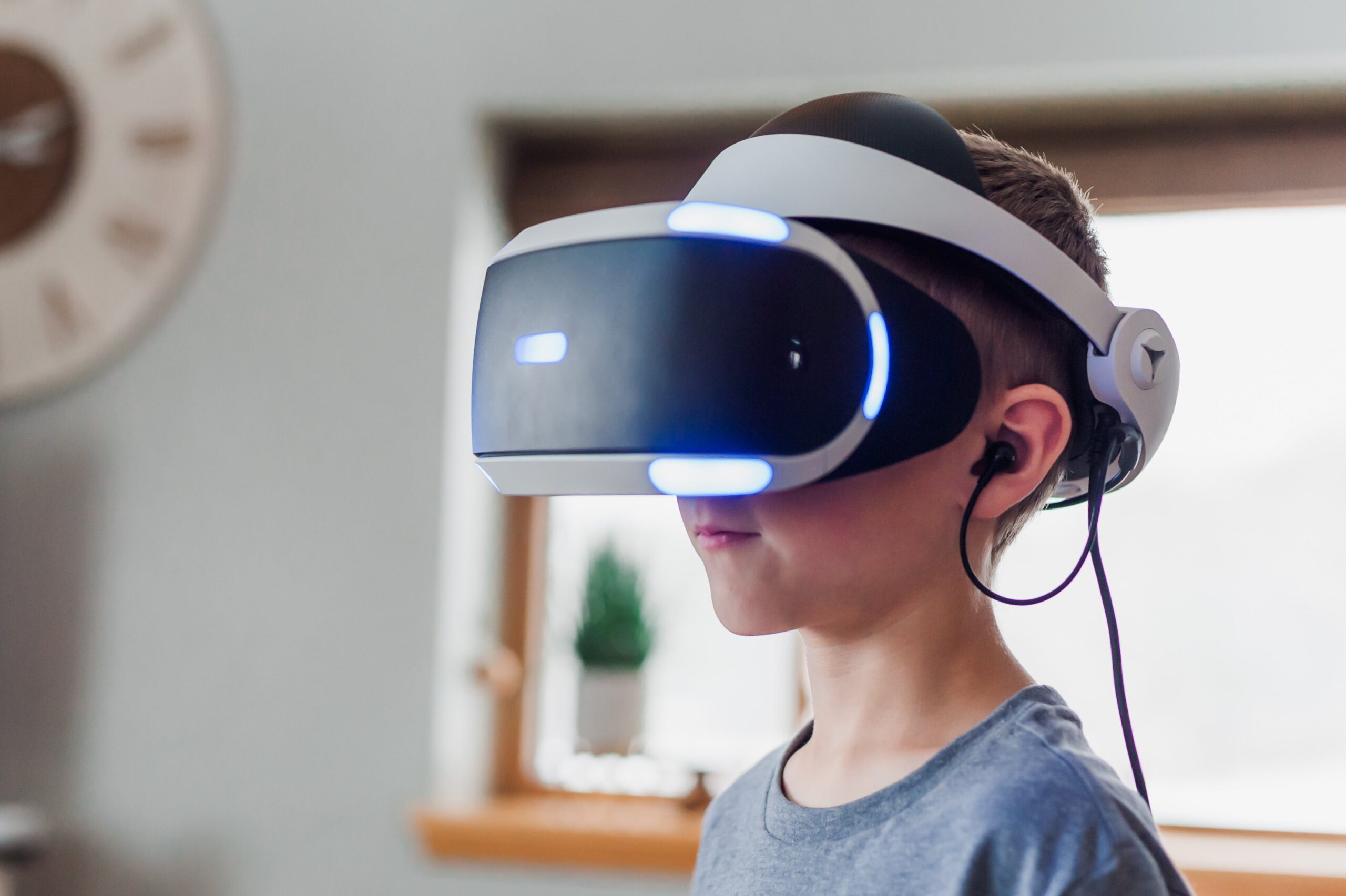 Unlocking Knowledge: Virtual Reality in Education for Immersive Learning Experiences